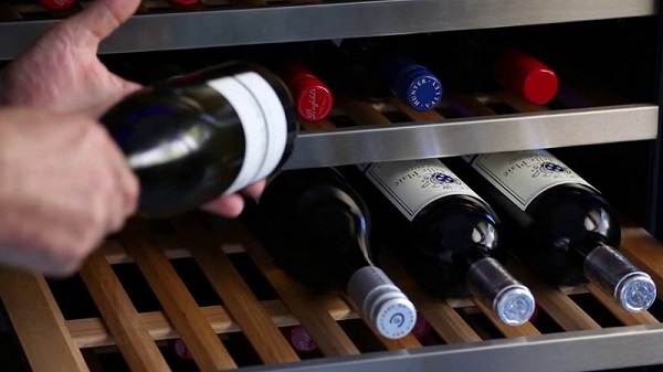 Rượu cần được bảo quản trong các kệ riêng biệt, chắc chắn để tránh va đập