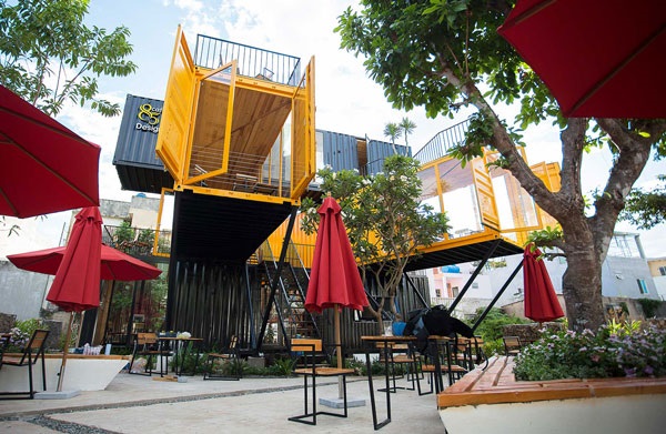 Mẫu quán cafe container kết hợp với sân vườn