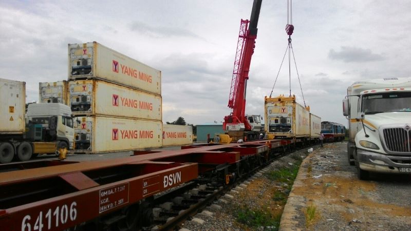 Container hàng hóa vận chuyển bằng đường sắt