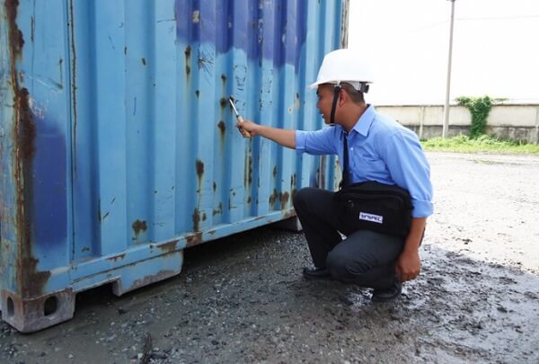 Nhân viên kiểm tra, đánh giá kết quả sau khi sửa chữa container